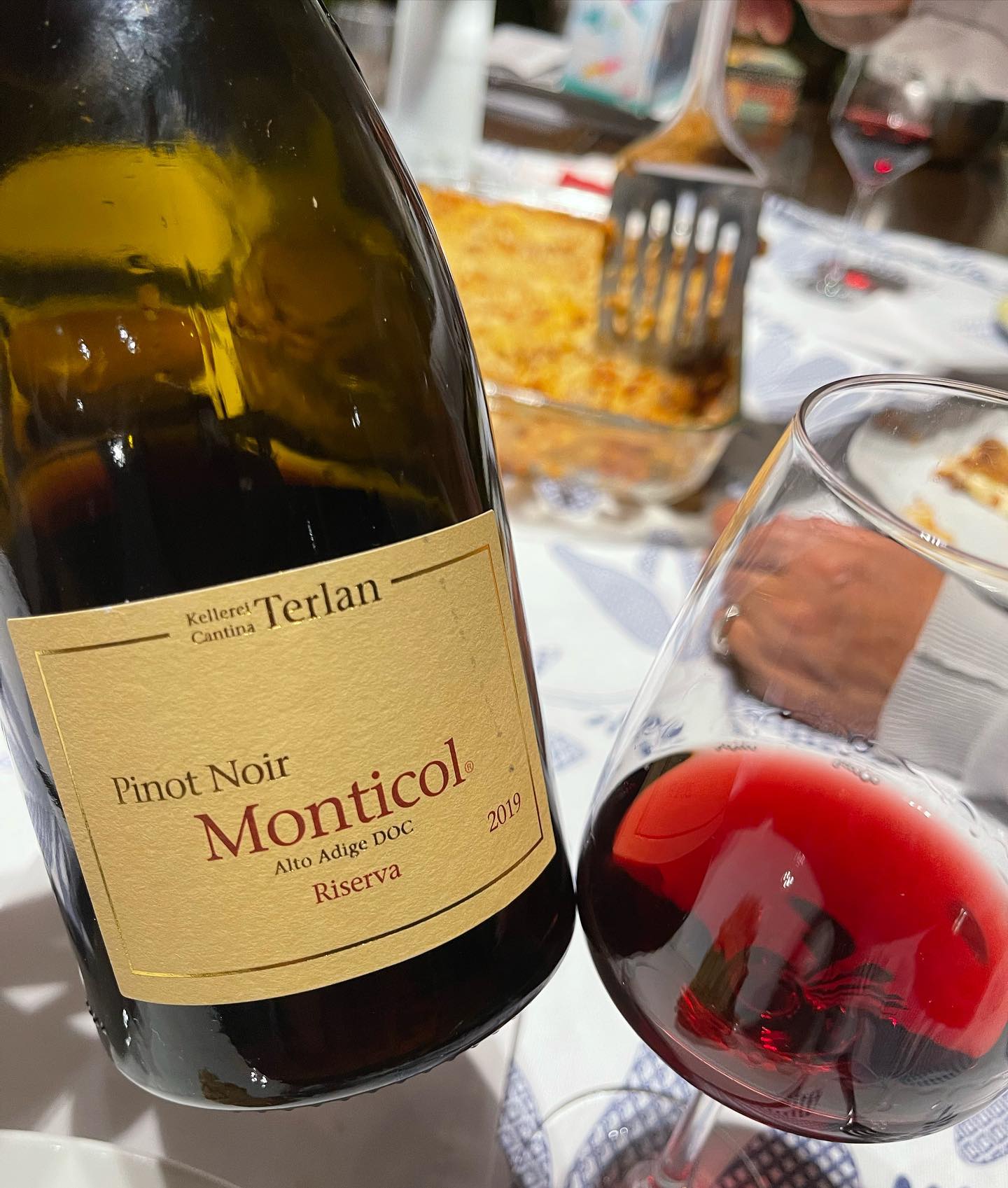 @monicalarner suggested Asiago cheese to go with the translucent and powerful Monticol Pinot Noir Riserva from @cantinaterlano.
Even some majestic lasagna however works wonderfully!
#altoadige #italianwine #foodandwine #redwine #pinotnoir #aucklandrestaurant