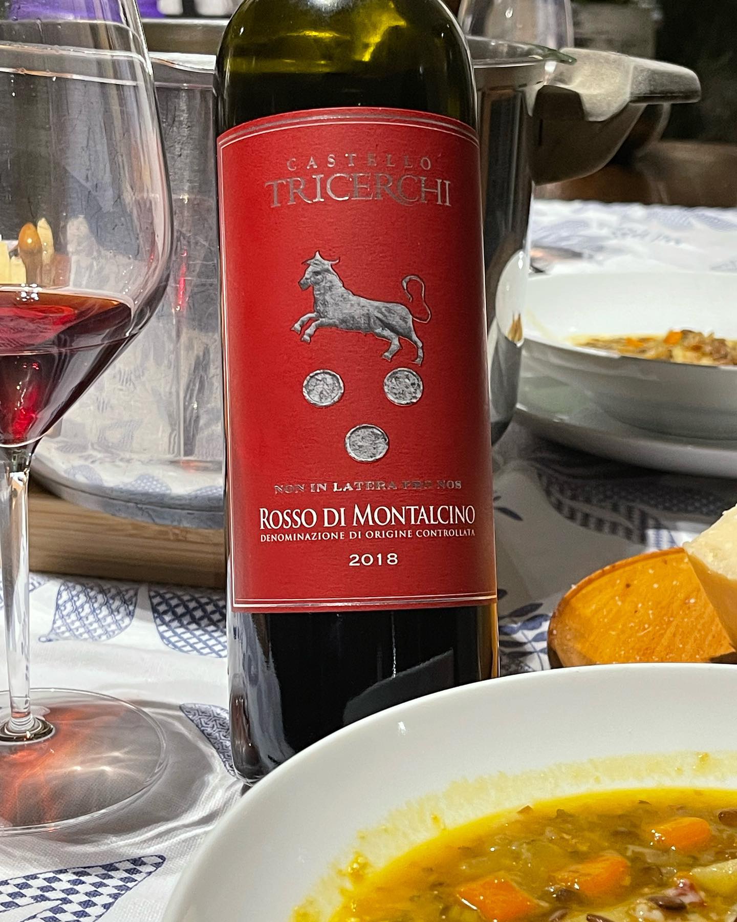 Elegant Rosso di Montalcino from Tommaso of @castellotricerchi .
He is living in the family castle built in 1441 by his family.
Talking about history!
#toscana #italianwine #redwine #sangiovese #foodandwine